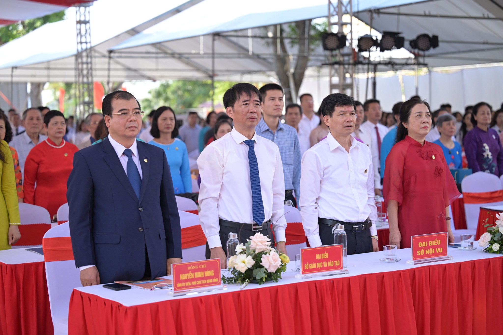 Nhấn để phóng to